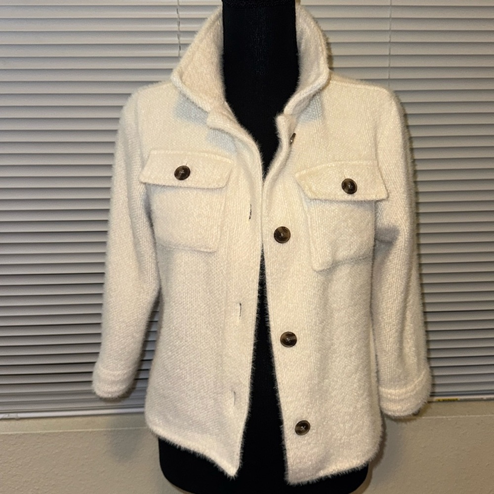 Old Navy kids size 8 (M) cream button-down coat with front pockets gently worn
